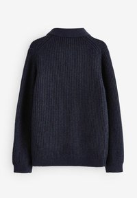 Maglione lavorato a maglia blu navy con texture a coste, maniche lunghe, colletto e orlo dritto. Presenta maniche raglan e cuciture delle spalle sagomate.