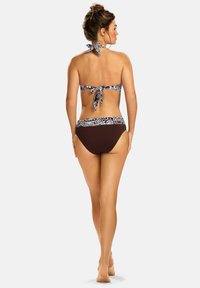 Brązowy bikini z wzorzystym topem na szyję i dopasowaną talią. Góra wiąże się z tyłu, a materiał ma gładką teksturę.