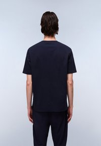 Navyblauwe katoenen t-shirt met korte mouwen en ronde hals, met een ontspannen pasvorm en een soepele textuur. Geen zichtbare logo's of graphics.