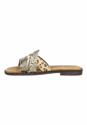 Sandalia plana de tipo slide con tres tiras estampadas de animales con patrones de serpiente y leopardo, plantilla marrón acolchada y suela negra con pequeñas tachuelas plateadas.
