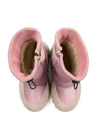 Różowe wodoodporne buty z teksturowaną tkaniną, zaokrąglonym noskiem, futrzanym ociepleniem i kontrastującą beżową podeszwą. Posiadają zamki błyskawiczne i elastyczne detale.
