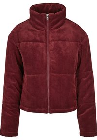 Burgunder kordfløyelsjakke med høy krage, horisontalt quiltet design og glidelås foran. Myk tekstur, kort lengde.