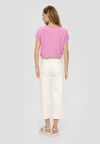 s.Oliver MIT ÜBERSCHNITTENER SCHULTER IM RELAXED FIT - T-Shirt basic - rosa