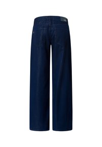 Široké tmavomodré džínsy vyrobené z denimu, s hladkou textúrou, dvoma zadnými vreckami a logom na opasku.