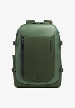 Grüner rechteckiger Rucksack mit vorderer Reißverschlusstasche, gepolsterten Schultergurten, seitlichen Kompressionsschnallen und strukturiertem Stoffpaneel.