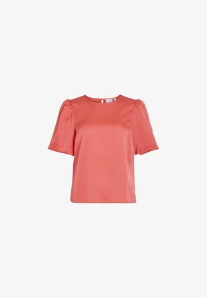 Koral satinbluse med rund halsudskæring, korte puffæermer og en nøglehulslukning i ryggen. Glat tekstur og tætsiddende silhuet.
