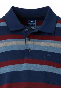 Polo w paski w kolorze granatowym, czerwonym i niebieskim. Posiada kołnierzyk, trzy guziki i kieszeń na piersi z logo. Wykonany z teksturowanej tkaniny.