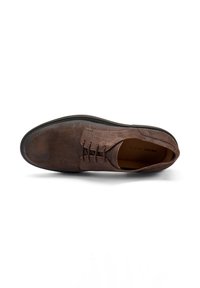 Scarpa da uomo in pelle marrone con lacci, caratterizzata da una parte superiore liscia e punta rotonda, posizionata su uno sfondo bianco semplice.