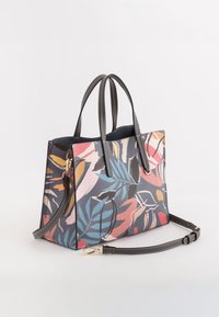 Farverig tote bag med et blomstermotiv og bladmønster i nuancer af blå, pink og gul. Har dobbelt håndtag og en aftagelig skulderrem.