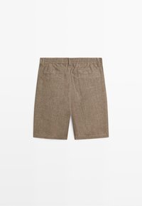 Braune Shorts aus Leinenmischung mit elastischem Bund und zwei aufgesetzten Gesäßtaschen, flach liegend mit Rückansicht.