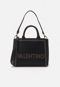 Svart läderhandväska med guldfärgade nitar, med "VALENTINO"-logotypen. Inkluderar korta handtag och en avtagbar axelrem.