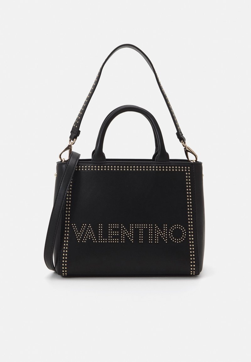 Svart läderhandväska med guldfärgade nitar, med "VALENTINO"-logotypen. Inkluderar korta handtag och en avtagbar axelrem.