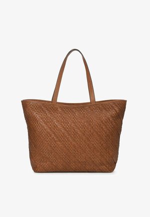 Geweven bruine tote tas met dubbele handvatten, met een diagonaal patroon en een gestructureerde vorm. Gemaakt van duurzaam materiaal met een gladde textuur.