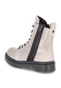 Bežovo-černé šněrovací kotníkové boty se vzorem krokodýlí kůže, bočním zipem a silnou, texturaovanou černou podrážkou.