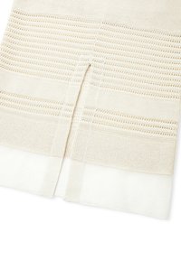 Beiger Strickstoff mit horizontalen Streifenmustern und einer texturierten Oberfläche. Besitzt ein gespaltenes Design am unteren Ende für zusätzliche Details.