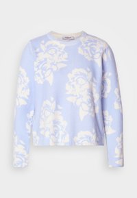 Lys blå genser med hvitt rose-mønster, ribbestrikkede ermer og kant, rund hals og myk, teksturert stoff.