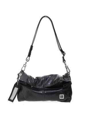 Sac à bandoulière en cuir noir avec une longue sangle, une poche zippée avant, un porte-étiquette et une petite plaque métallique avec le logo de la marque.