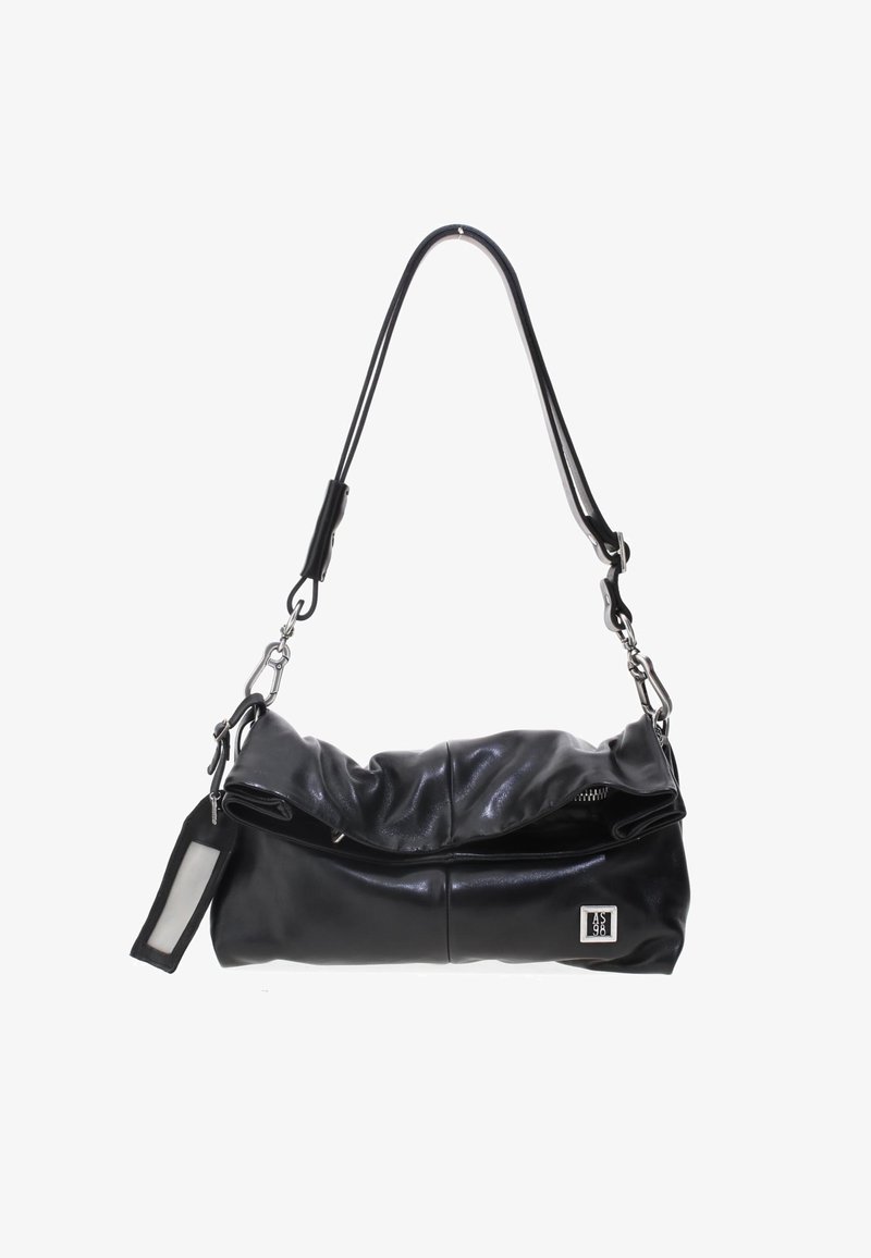 Borsa a tracolla in pelle nera con una lunga tracolla, una tasca frontale con cerniera, un portabadge e una piccola targhetta con il logo del marchio in metallo.