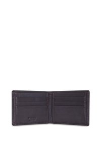 Dunkelbraune Leder-Bifold-Brieftasche geöffnet, zeigt sechs Kartenfächer und den eingeprägten Markennamen auf der linken Seite.