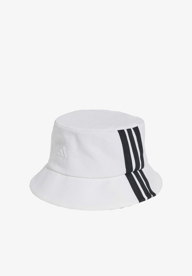 Cappello bianco a secchiello con la parte superiore piatta, caratterizzato da tre strisce verticali nere su un lato e un piccolo logo bianco sul davanti. Materiale in cotone.