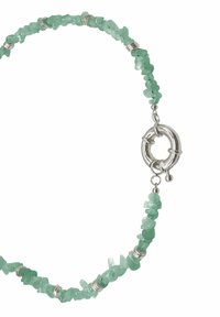 Collana di gemme acquamarina con cristalli verdi di forma irregolare intervallati da separatori in argento e una chiusura metallica circolare.