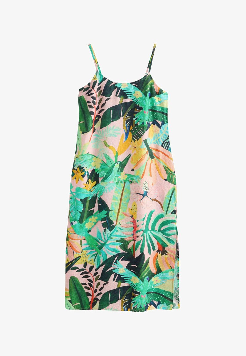 Robe mi-longue sans manches avec un imprimé tropical comprenant des perroquets verts, de grandes feuilles et des fleurs éclatantes sur un fond rose pâle.