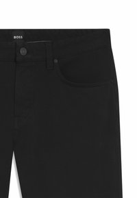 Czarne dżinsy o prostym kroju, z zapięciem na guzik i dwoma przednimi kieszeniami. Materiał ma gładką teksturę i minimalistyczny design.