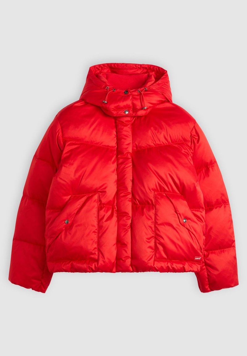 Rote Pufferjacke aus glänzendem Nylon. Sie verfügt über einen hohen Kragen mit verstellbaren Kordeln, zwei Fronttaschen und ein kastiges Design.