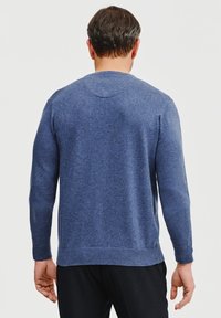 Męski niebieski sweter dziany z długimi rękawami, okrągłym dekoltem, prążkowanym dołem i mankietami, gładką fakturą, delikatnym połyskiem oraz dopasowaną sylwetką.
