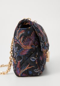 Tűzött fekete vászontáska színes virágmintával. Az aranylánc pánt és a fémes kiegészítők tökéletesen kiegészítik a dizájnt.
