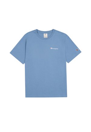 Camiseta de algodón azul claro con mangas cortas, que presenta un pequeño logo rojo y blanco en el lado izquierdo del pecho y una etiqueta de logo en la manga derecha.