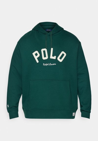 Zelená mikina s kapucí a přední kapsou, s nápisem "POLO" ve krémových písmenech a výšivkou "Ralph Lauren" níže. Obsahuje kapuci se stahovací šňůrou.