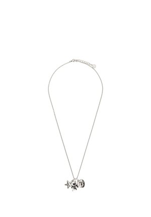 Srebrna ogrlica s lancem i tri privjeska nepravilnog oblika koji podsjećaju na zvijezdu, cvijet i ovalni privjesak s teksturom.