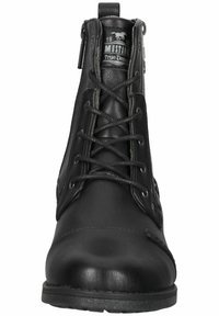 Stivali ankle in pelle nera con punta rotonda, lacci frontalmente e cerniera laterale, caratterizzati da una finitura texture e branding sulla linguetta.