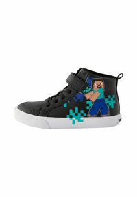 Svarta hög-toppsneakers med kardborreband, med en pixelerad karaktärsdesign och turkosa inslag på en texturerad bakgrund.