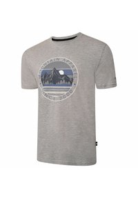 Camiseta gris de manga corta hecha de tela suave, con un diseño gráfico circular que presenta montañas y una luna, etiquetada como "Mountain Apparel Since 2000."