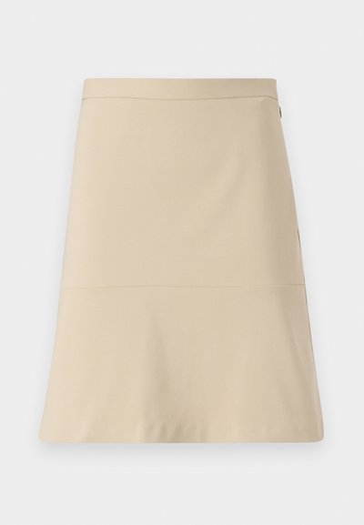 Bež krilo s razširjenim dizajnom, gladko teksturo in horizontalnim šivom okoli srednjega dela. Ima stranski zadrgo.