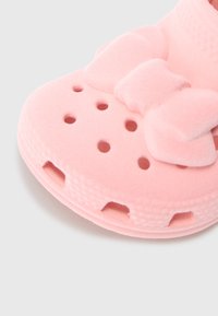 Roze klompe od flisa s detaljem mašne, s ventilacijskim otvorima i teksturiranom potplatom za dobar hvat. Mekani, zaobljeni dizajn za udobnost.