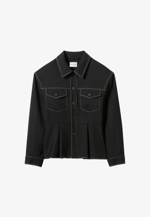 Giacca nera con design a peplo, realizzata in tessuto morbido. Presenta cuciture bianche a contrasto, collo appuntito e due tasche sul petto. Chiusura frontale con bottoni.