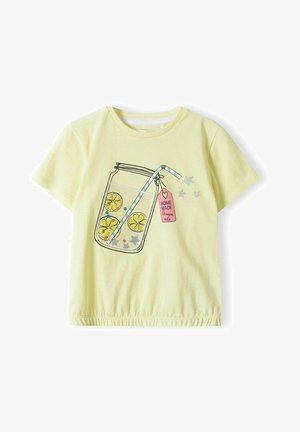 Žuta majica s kratkim rukavima s ilustracijom tegle s narezanim limunima i slamkom, ukrašena ružičastom oznakom i srebrnim zvjezdicama.
