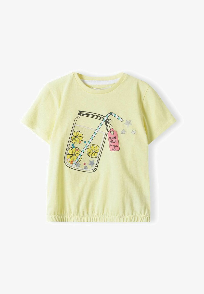 Geltona trumpomis rankovėmis marškinėliai, kuriuose pavaizduotas stiklainis su supjaustytais citrinos, šiaudeliu ir rožine etikete, papuošti sidabrinėmis žvaigždėmis.