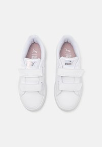 Witte sneakers met klittenbandsluitingen, synthetisch bovenwerk, ronde neus, gevoerde kraag en roze inlegzool met logodetails.