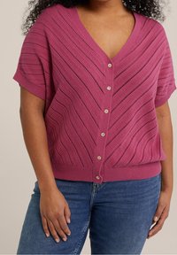 V-ringad stickad cardigan i mörkrosa, korta ärmar, med ett vågmönster och sju knappstängning framtill. Mjuk textur.