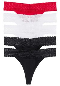Tanga di pizzo in rosso, bianco e nero; presenta una fascia decorativa con un motivo floreale; tessuto morbido, design minimalista.