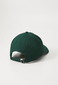 Sötétzöld pamut baseball sapka, ívelt billlel, varrt szellőzőkkel és hátsó állítható pánttal, fém csat segítségével.