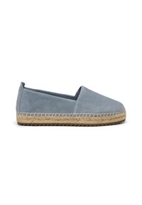 Hellblauer Wildleder-Espadrille mit Jutesohle und strukturiertem Gummilaufsohle, Schlupfschuhe, Seitenansicht vor weißem Hintergrund.
