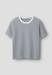 Λευκό κοντομάνικο T-shirt με ομοιόμορφα κατανεμημένες λεπτές μαύρες οριζόντιες ρίγες και στρογγυλή λαιμόκοψη σε μονόχρωμο γκρι φόντο.