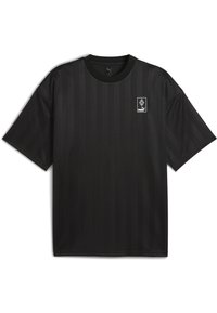 Sort kortærmet t-shirt med lodrette striber, rund hals og et lille Puma-logo på venstre bryst. lavet af glat stof.