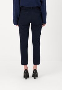 Tommy Hilfiger SLIM - Pantaloni chino - desert sky