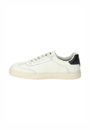 White low-top sneaker made of leather with a smooth texture, featuring a contrasting black heel tab and flat laces. Thin rubber sole.